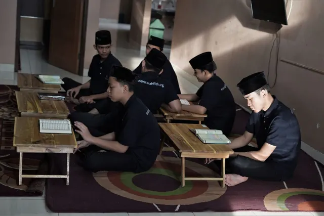 Halaqah Al-Qur'an di ruang belajar