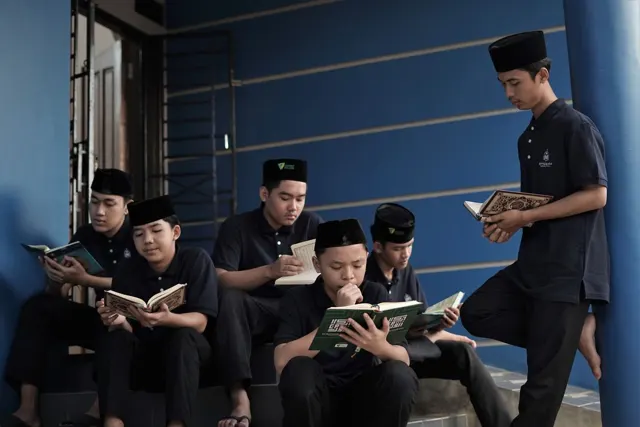 Santri membaca Al-Qur'an di serambi masjid