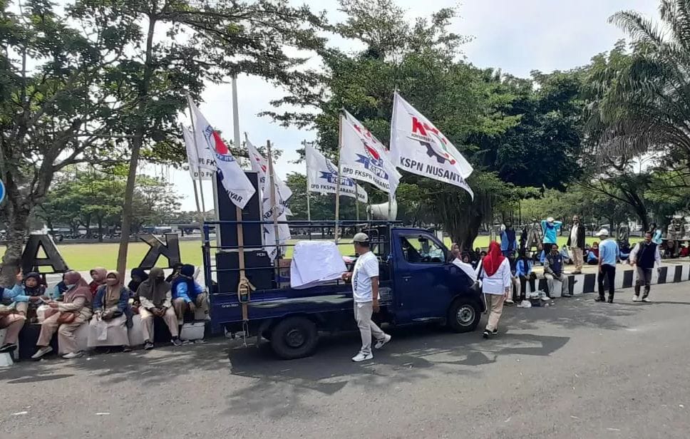 Ratusan Karyawan Perusahaan Tekstil PT Kusuma Group Geruduk Kantor Bupati Karanganyar